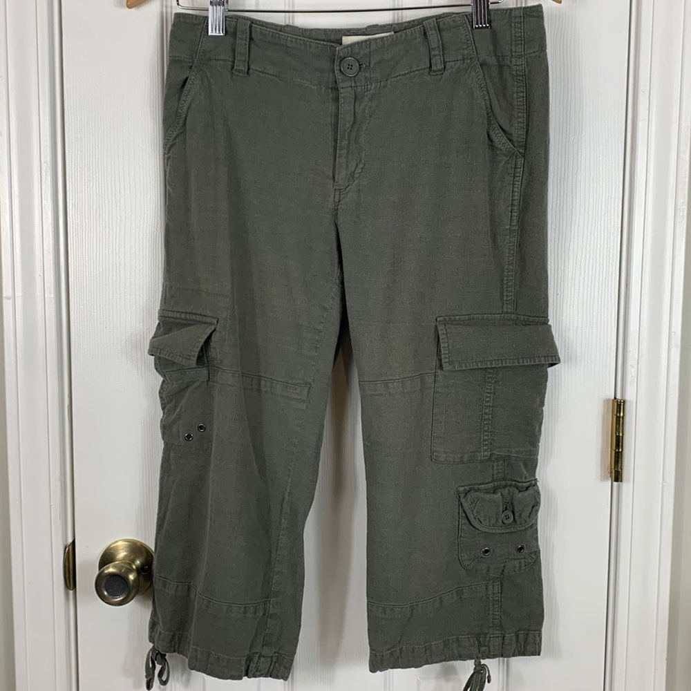 Banana Republic army green cargo capri’s size 6.